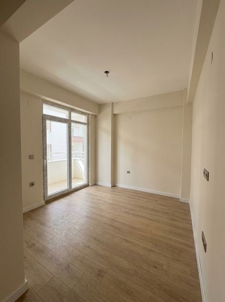 Teslim edilen odada laminat parke ve balkon çıkışı