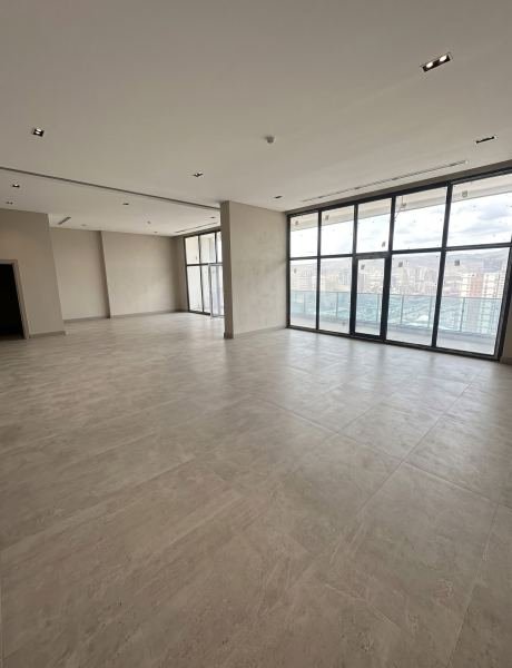 Teslim edilen ofis katında cam cephe boyunca açık plan düzen